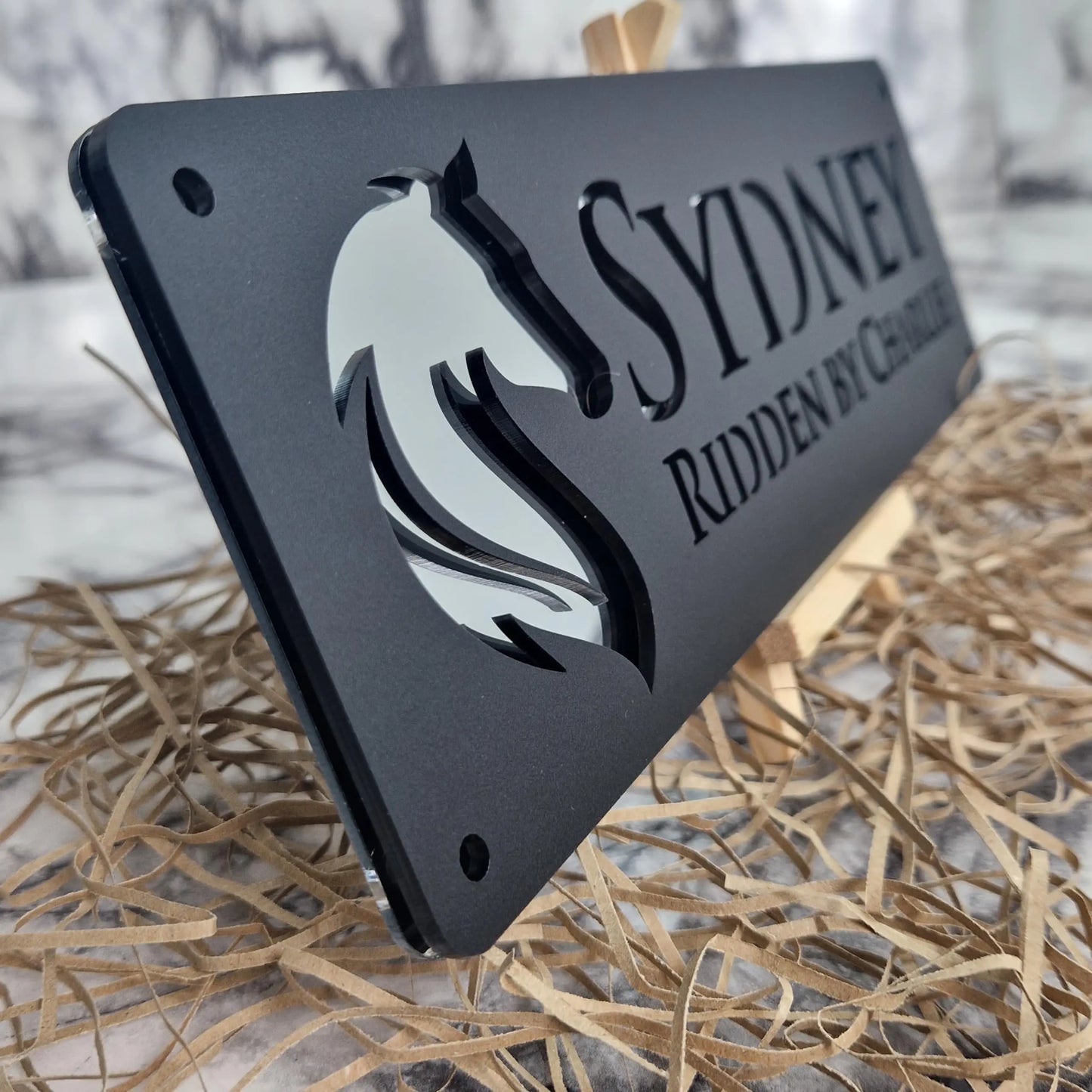 Personaliseerbaar stalnaambord, zwart en zilver patroon, van acryl. Ideaal cadeau voor paardenliefhebbers.