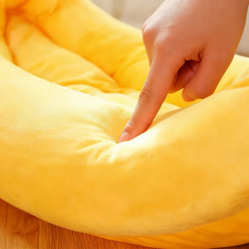 Coussin nid banane en peluche pour chien et chat