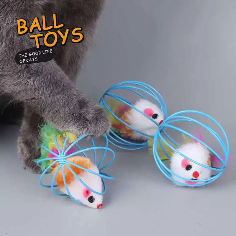 Populaire gekleurde muis in een kooi, interactief kattenspeeltje om door het zand te jagen.