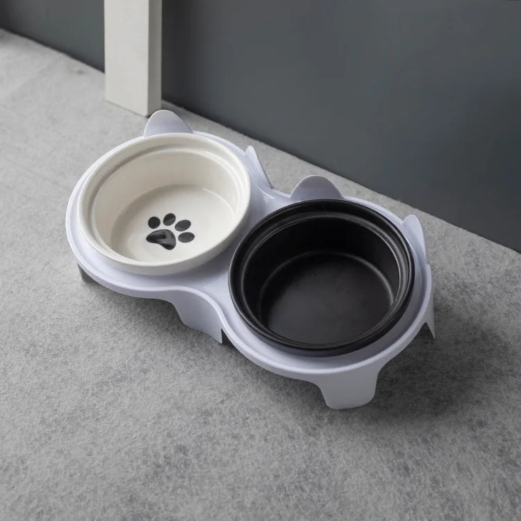 Keramische voerbak voor huisdieren, dubbele kom, gekantelde hoek voor voer en water, beschermt de nekwervels van kat en hond.