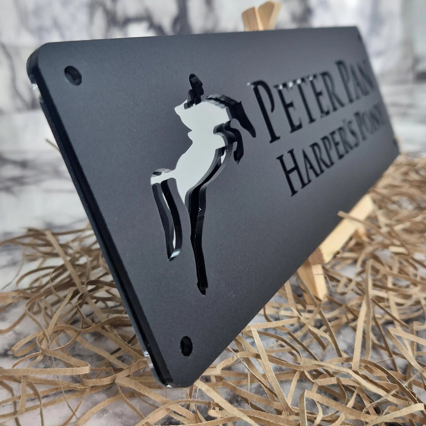 Personaliseerbaar stalnaambord, zwart en zilver patroon, van acryl. Ideaal cadeau voor paardenliefhebbers.