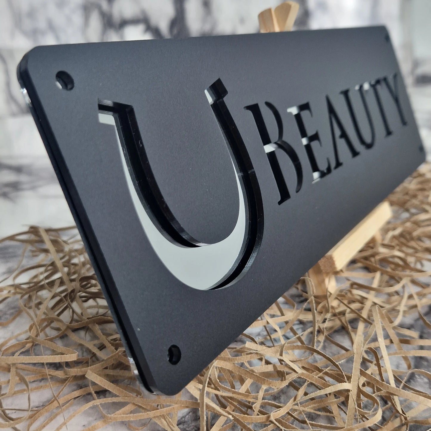 Personaliseerbaar stalnaambord, zwart en zilver patroon, van acryl. Ideaal cadeau voor paardenliefhebbers.