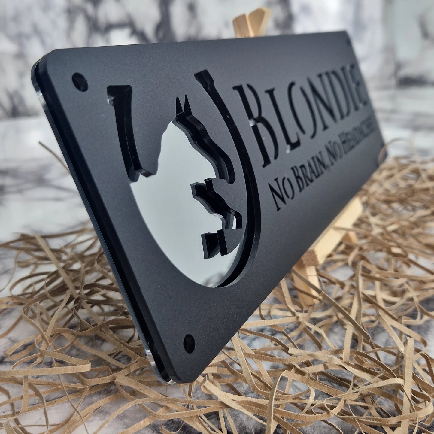 Personaliseerbaar stalnaambord, zwart en zilver patroon, van acryl. Ideaal cadeau voor paardenliefhebbers.