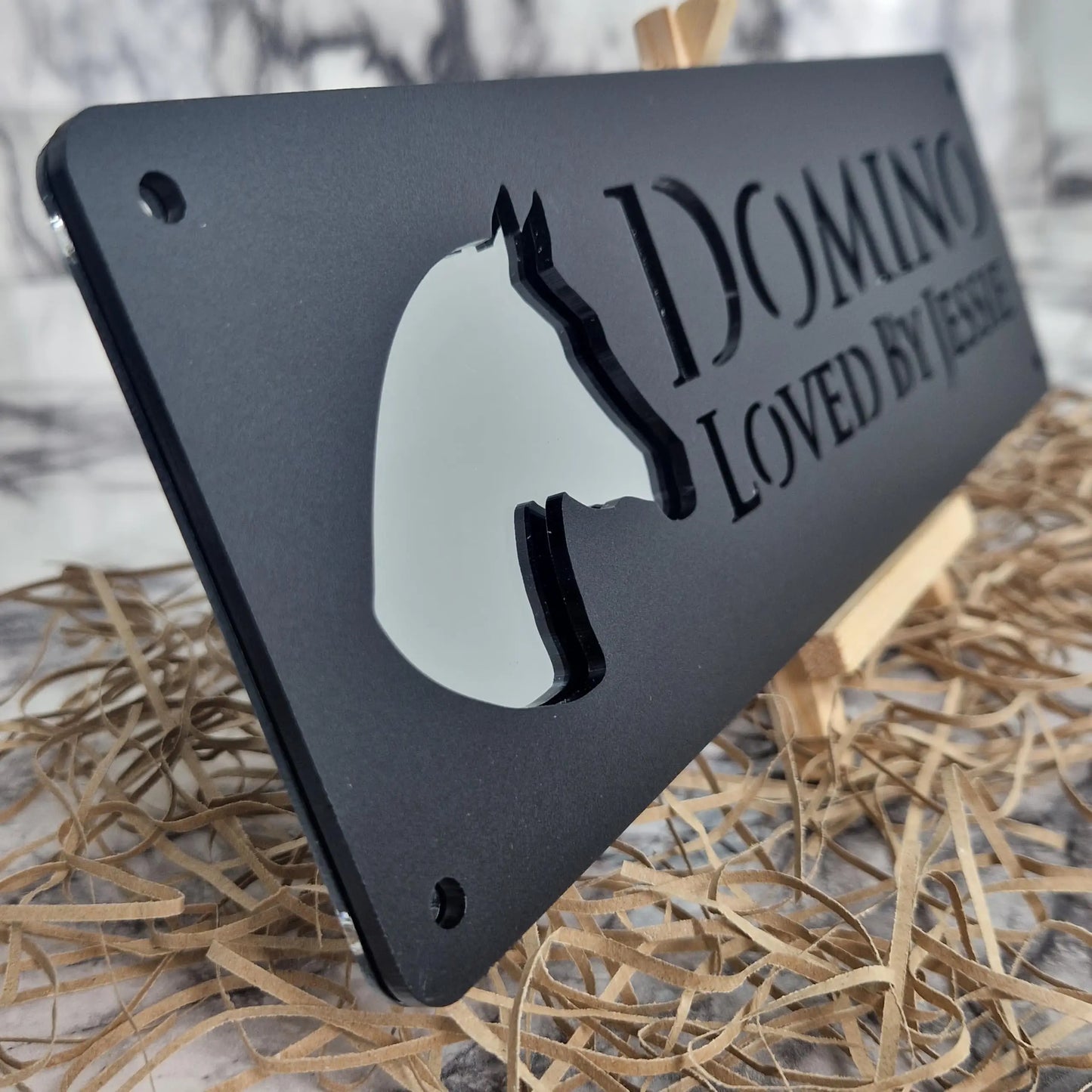 Personaliseerbaar stalnaambord, zwart en zilver patroon, van acryl. Ideaal cadeau voor paardenliefhebbers.