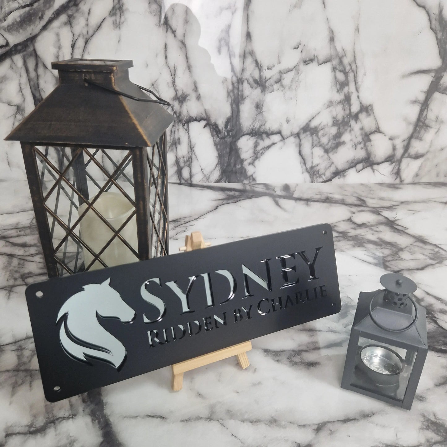 Personaliseerbaar stalnaambord, zwart en zilver patroon, van acryl. Ideaal cadeau voor paardenliefhebbers.
