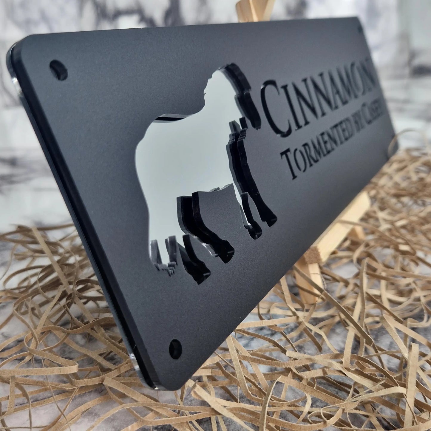 Personaliseerbaar stalnaambord, zwart en zilver patroon, van acryl. Ideaal cadeau voor paardenliefhebbers.