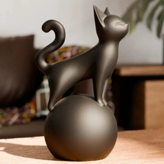 Sculpture de chat sur une boule