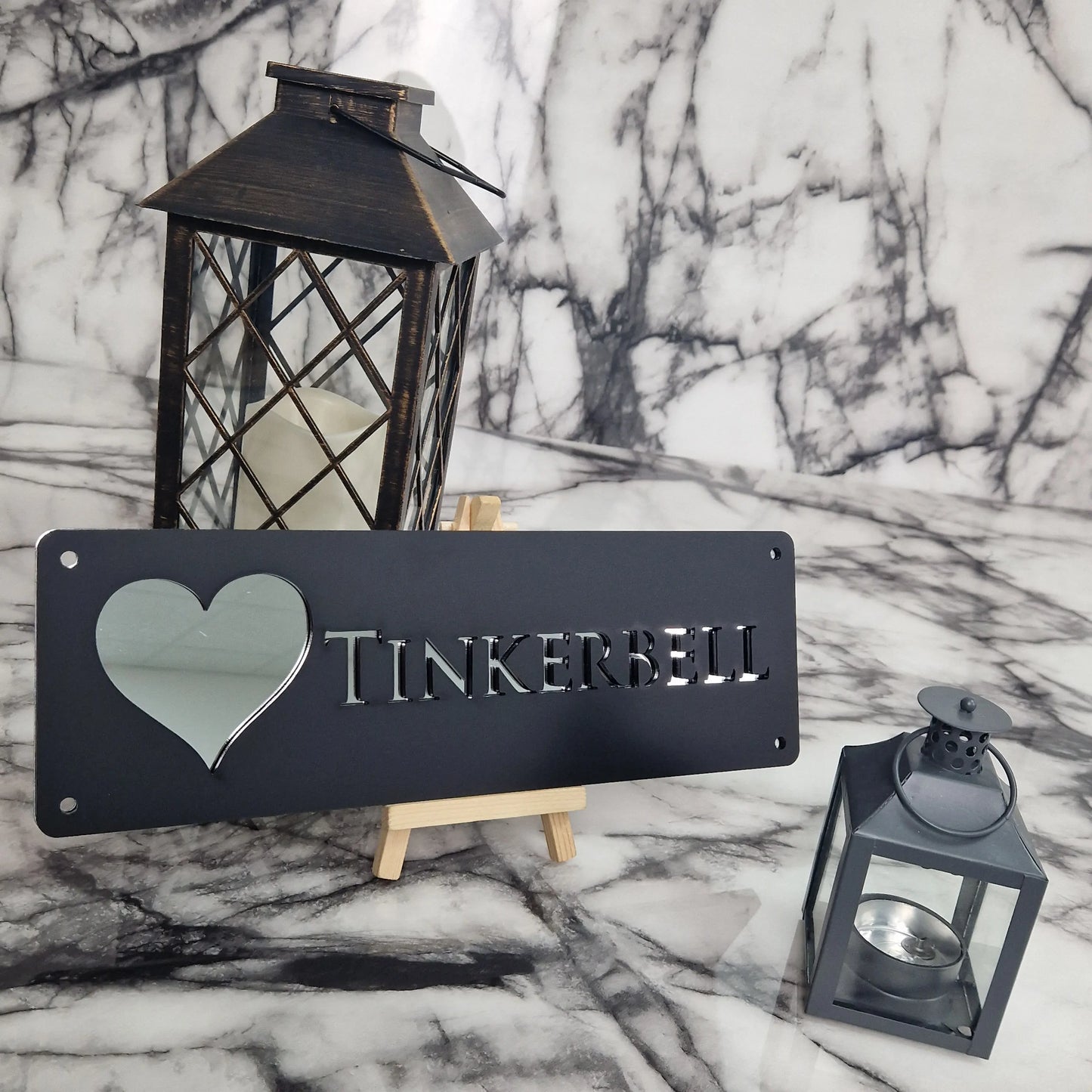 Personaliseerbaar stalnaambord, zwart en zilver patroon, van acryl. Ideaal cadeau voor paardenliefhebbers.