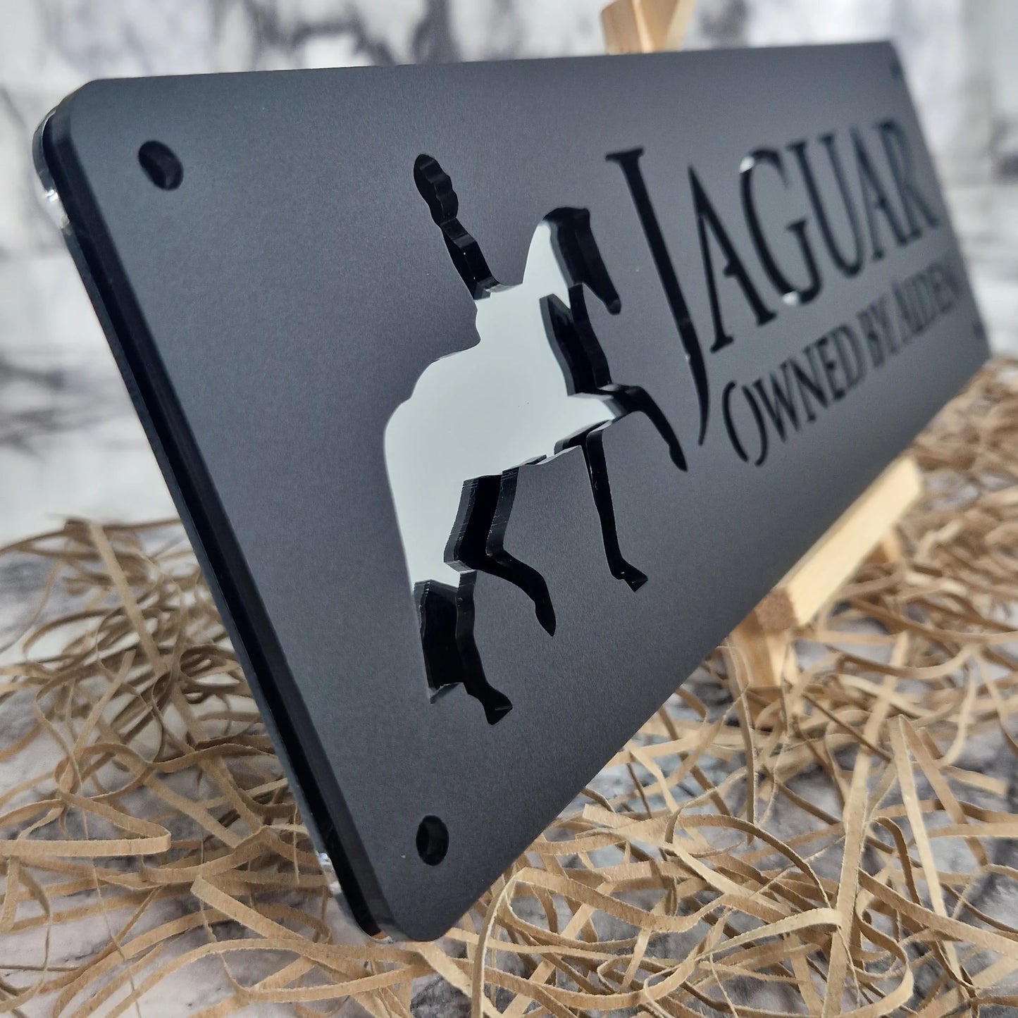 Personaliseerbaar stalnaambord, zwart en zilver patroon, van acryl. Ideaal cadeau voor paardenliefhebbers.
